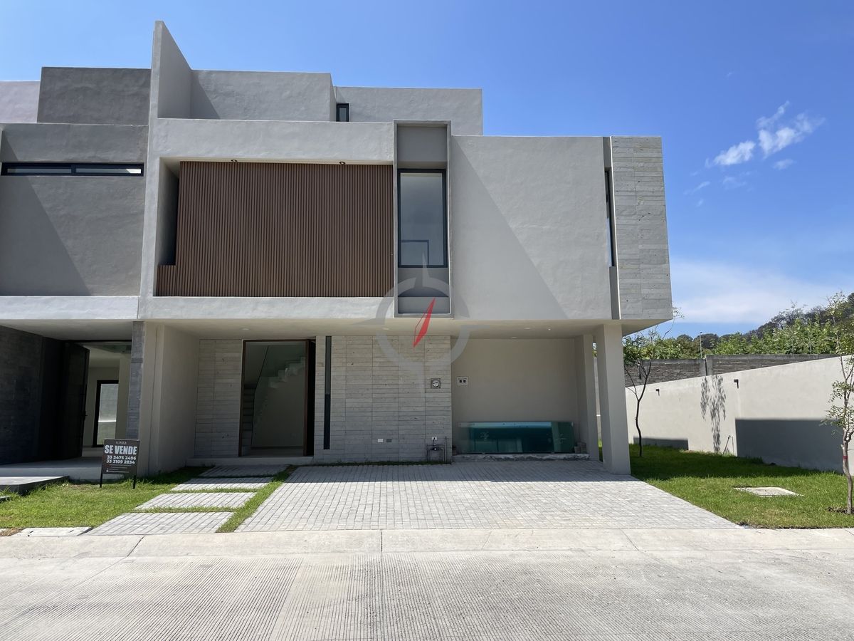 CASA EN VENTA EN LOS ROBLES